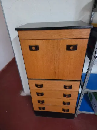 Mueble escrotorio de madera con cajones