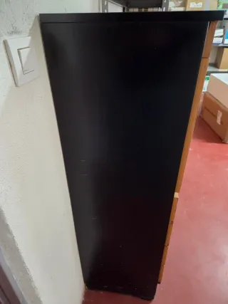 Mueble escrotorio de madera con cajones