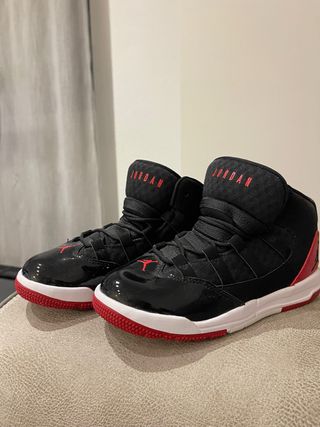 Zapatillas Jordan Niño Negras y Rojas