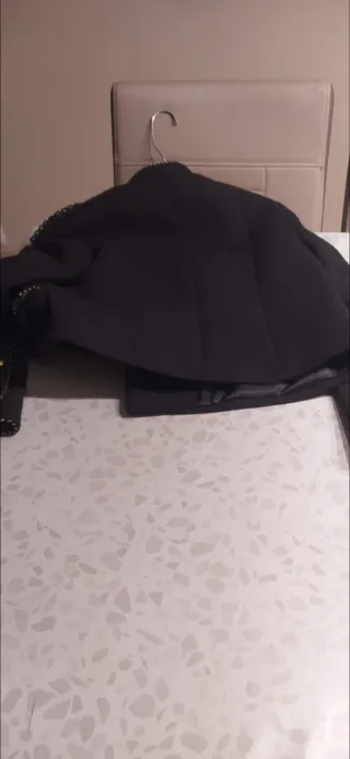 Chaqueta negra con botones dorados