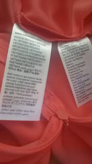 Vestido coral con capa