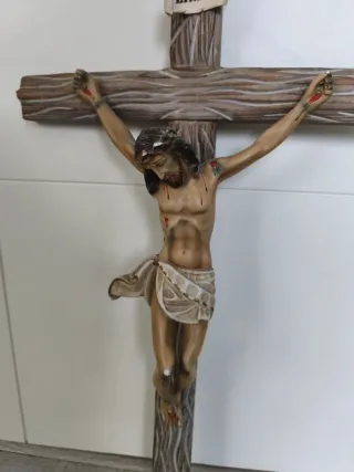 Cristo de escayola y madera