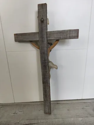 Cristo de escayola y madera
