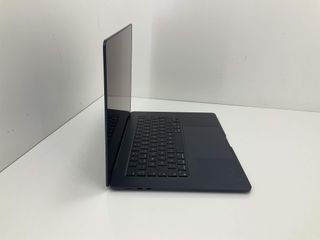 portatil apple apple macbook air m3 8-core 4.0 15 (10gpu) (2024) (a3114)