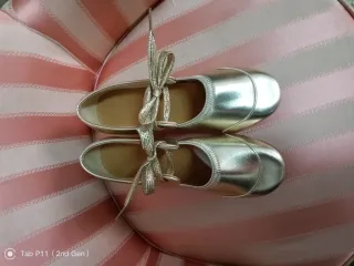 Zapatos de fallera blancos y dorados