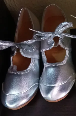 Zapatos de fallera blancos y dorados