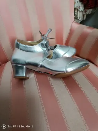 Zapatos de fallera blancos y dorados