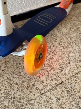 Patinete infantil azul con luces