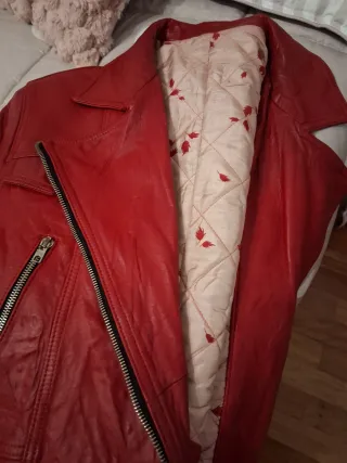 Cazadora roja mujer joven. Piel natural