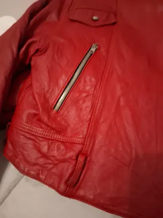 Cazadora roja mujer joven. Piel natural