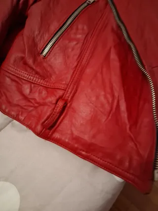 Cazadora roja mujer joven. Piel natural