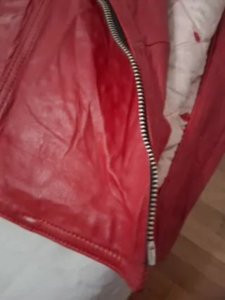 Cazadora roja mujer joven. Piel natural