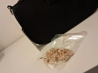 Borsettina nera con dettagli oro