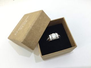 sello oro 18k con diamante de laboratorio