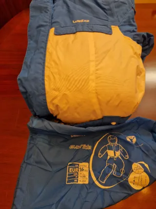 Mono de nieve azul y blanco