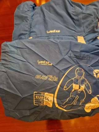 Mono de nieve azul y blanco