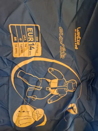 Mono de nieve azul y blanco