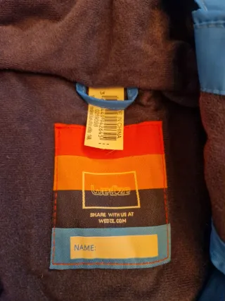 Mono de nieve azul y blanco