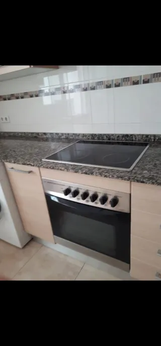 Cocina con horno, vitro y campana