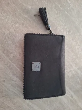 Cartera negra con borla