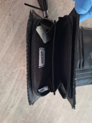 Cartera negra con borla