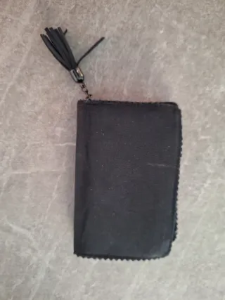 Cartera negra con borla