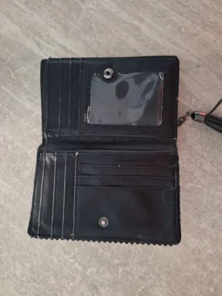 Cartera negra con borla