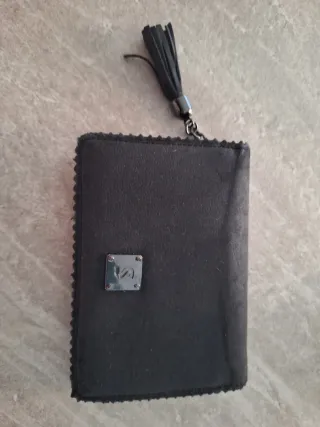 Cartera negra con borla