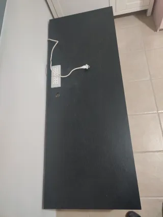 Mesa Banak Madera Oscura con Enchufes