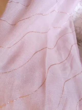 Pañuelo rosa con detalles brillantes