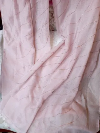 Pañuelo rosa con detalles brillantes