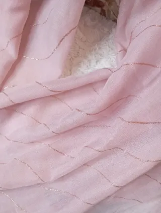 Pañuelo rosa con detalles brillantes