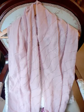 Pañuelo rosa con detalles brillantes