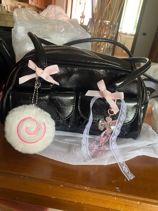 Borsa nera con fiocchi rosa