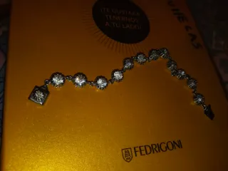 Pulsera plateada con piedras brillantes