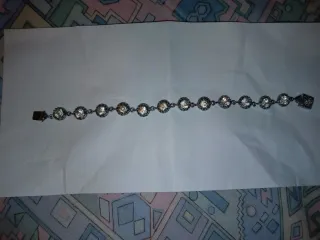 Pulsera plateada con piedras brillantes