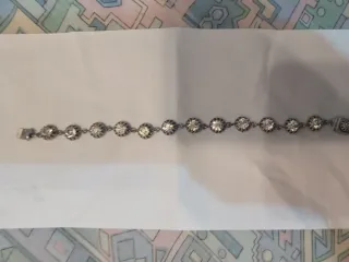 Pulsera plateada con piedras brillantes