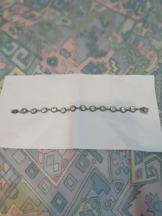 Pulsera plateada con piedras brillantes