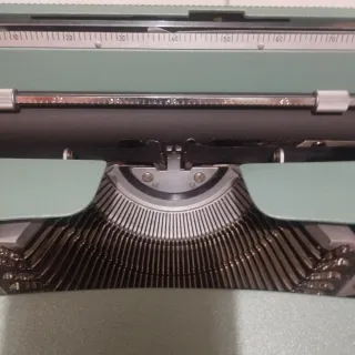 Macchina da scrivere Olivetti Lettera 32 blu