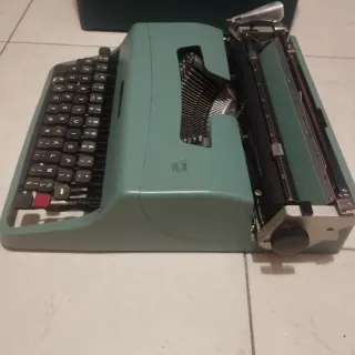Macchina da scrivere Olivetti Lettera 32 blu