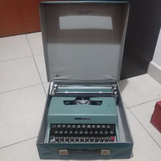 Macchina da scrivere Olivetti Lettera 32 blu