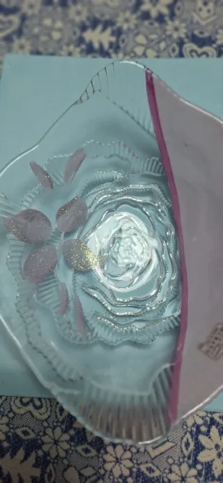 Piatto elegante in vetro decorato rosa