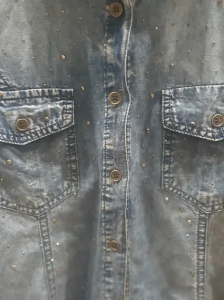 Camisa vaquera entallada con adornos