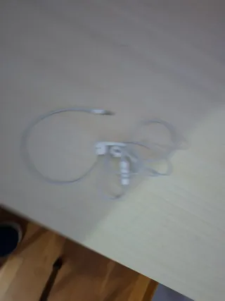 Auriculares blancos con cable y micrófono