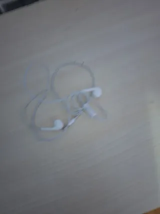 Auriculares blancos con cable y micrófono