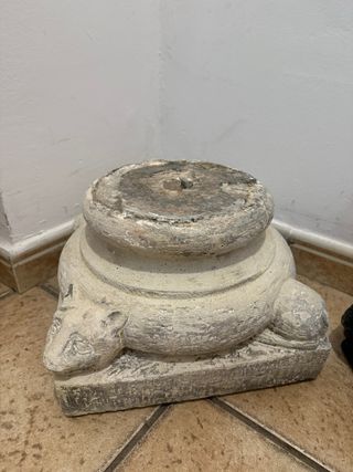 Pie de maceta de piedra con figura de animal
