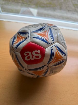 Balón AS conmemorativo firmado