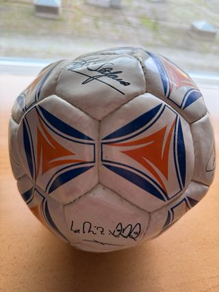 Balón AS conmemorativo firmado