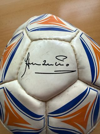 Balón AS conmemorativo firmado