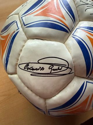 Balón AS conmemorativo firmado